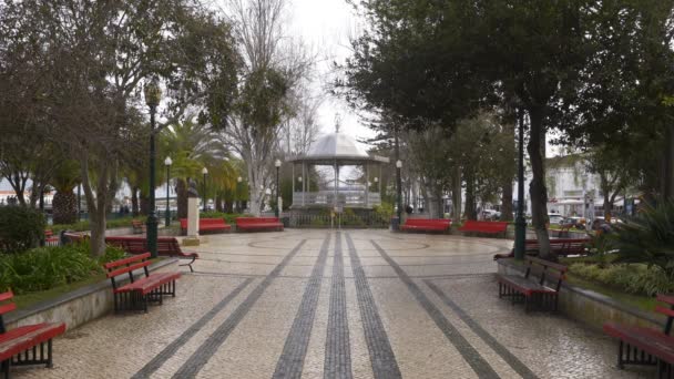 Mensen Passeren Een Straat Tavira Algarve Met Een Coreto Portugal — Stockvideo