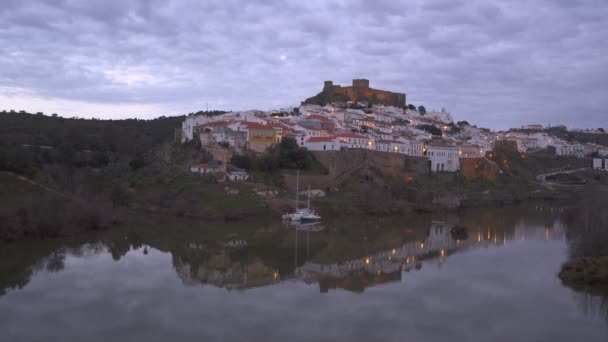 Вид Міста Мертола Захід Сонця Річкою Гуадіана Алентежу Португалія — стокове відео
