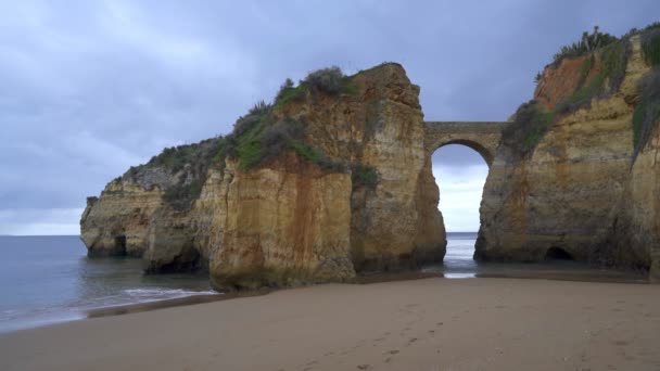 Spiaggia Praia Dos Estudantes Con Ponte Arco Lagos Portogallo — Video Stock