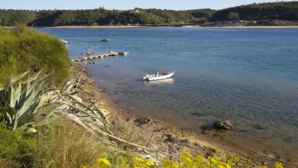 Widok Vila Nova Milfontes Widokiem Rzekę Mirę Łodziami Portugalia — Wideo stockowe