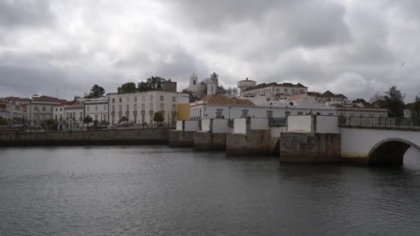 Portekiz Algarve Nehir Gilaosuyla Tavira Şehri Manzarası — Stok video