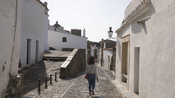 Mujer Caminando Por Calle Del Pueblo Monsaraz Con Casas Blancas — Vídeos de Stock