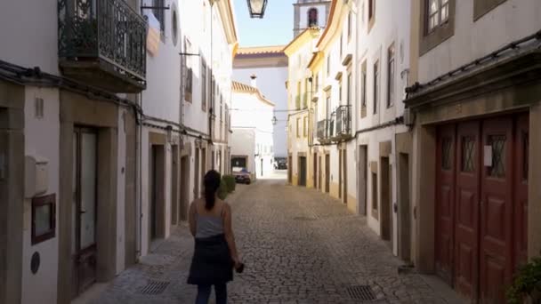 Mujer Calle Castelo Vide Portugal — Vídeo de stock