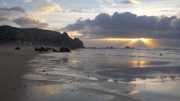 葡萄牙Costa Vicentina日落时的Praia Amado海滩 — 图库视频影像