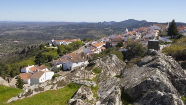 美しい家や背後に岩の風景の山と教会とマルバオ村の眺め — ストック動画