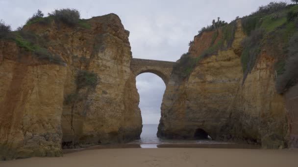 Παραλία Praia Dos Estudantes Τοξωτή Γέφυρα Στο Λάγος Της Πορτογαλίας — Αρχείο Βίντεο