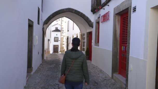 Mulher Viajante Rua Dos Correios Marvao Portugal — Vídeo de Stock
