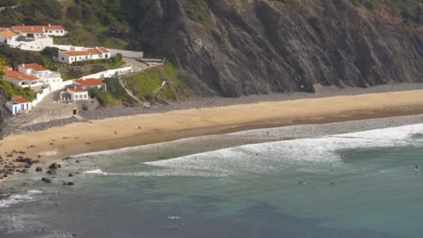 Playa Praia Arrifana Con Surfistas Océano Atlántico — Vídeo de stock
