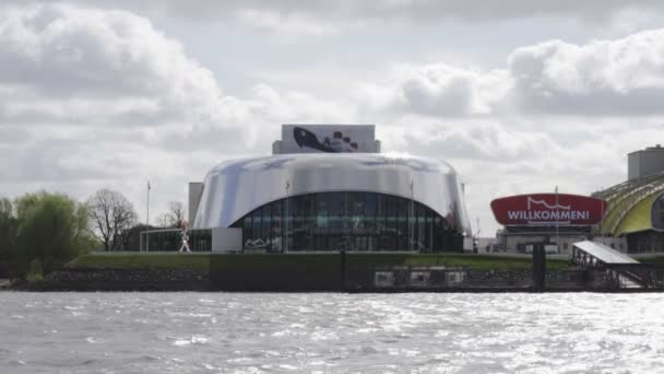 Hamburg Daki Sahne Tiyatrosu Ndan Elbe Nehrinin Diğer Tarafından Görüntüler — Stok video
