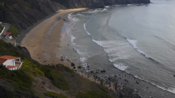 Praia Arrifana Strand Met Surfers Atlantische Oceaan — Stockvideo