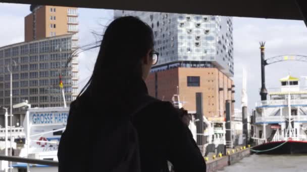 Viajante Turístico Fotografando Elbphilharmonie Hamburgo Alemanha — Vídeo de Stock