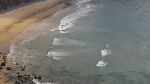 Praia Arrifana Com Surfistas Oceano Atlântico — Vídeo de Stock