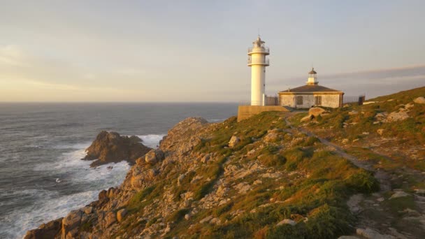 Havslandskap Utsikt Över Cape Tourinan Fyr Vid Solnedgången Med Rosa — Stockvideo