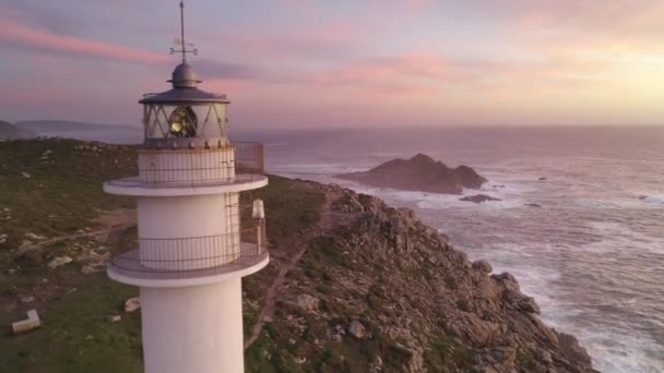 西班牙图里南角灯塔的无人驾驶飞机海景壮观 夕阳西下 乌云密布 — 图库视频影像