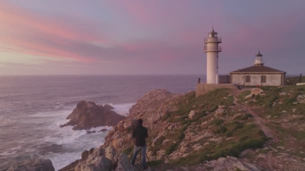 Fotoğrafçı Hava Görüntüsü Spanya Güneş Batarken Cape Tourinan Deniz Feneri — Stok video