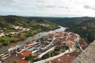 Mertola şehri Alentejo, Portekiz 'de nehir guadiana ve manzaralı beyaz tarihi güzel geleneksel köy manzarası