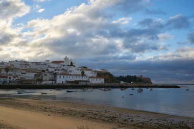 Portekiz, Algarve 'de gün doğumunda Ferragudo şehir plajı manzarası