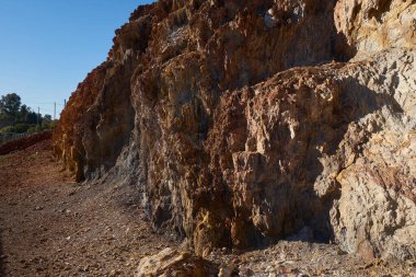 Terk edilmiş eski maden Mina de Sao Domingos, Portekiz 'de ağaçlarla kaplı kırmızı manzarayı harap ediyor.