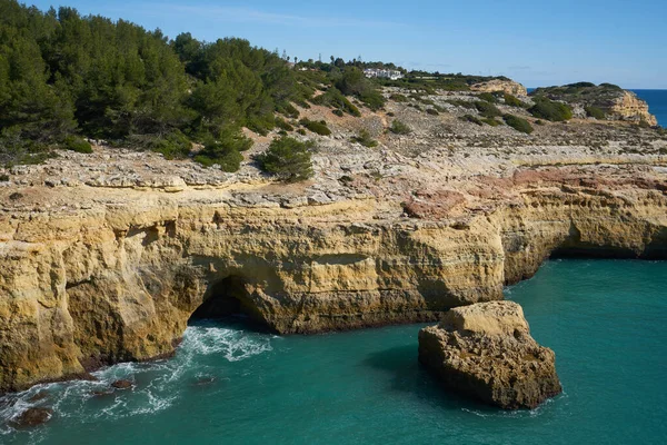 Benagil Algarve, Portekiz 'de turkuaz suyla vahşi sahil manzarası