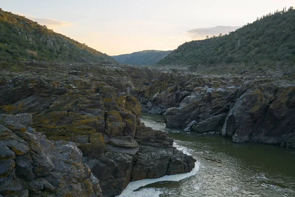 Portekiz, Mertola Alentejo 'da gün batımında nehir guadiana ve kaya detayları ile Pulo do Lobo şelalesi