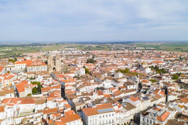 Evora, güneşli bir günde Portekiz 'in Alentejo kentindeki tarihi binalar şehir merkezi ve kilisede insansız hava aracı görüntüsü.
