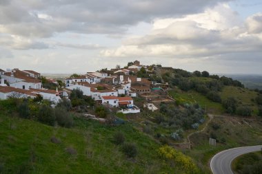 Monsaraz köyü şafak vakti Alentejo, Portekiz 'de fırtınalı bir hava ile