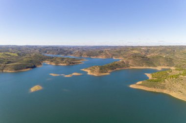 Barragem de Odeleite Barajı 'nın Alentejo, Portekiz' deki hava aracı görüntüsü.
