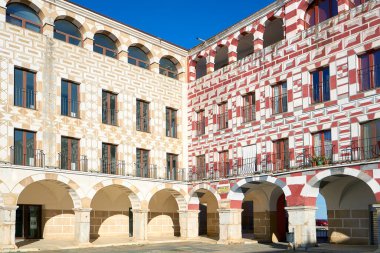 Badajoz, İspanya 'daki Plaza Alta kırmızı, sarı ve beyaz binalar