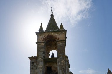 Portekiz, Alentejo 'da arka planında mavi gökyüzü olan Mourao Kalesi' nde gezgin bir kadın.