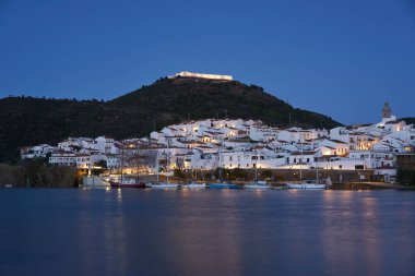 İspanya 'da Sanlucar de Guadiana ve Portekiz' de Alcoutim, Guadiana nehrinde yelkenli tekneleri ile