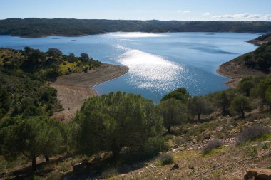 Barragem de Odeleite Barajı 'nın Alentejo, Portekiz' deki hava aracı görüntüsü.