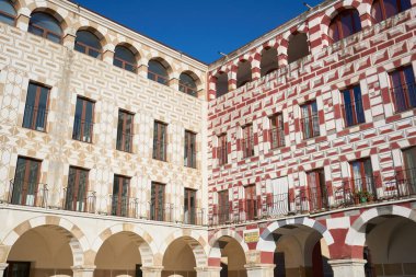 Badajoz, İspanya 'daki Plaza Alta kırmızı, sarı ve beyaz binalar