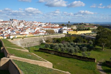 Portekiz, Alentejo 'daki kale duvarının içindeki Elvas şehrinin tarihi binaları