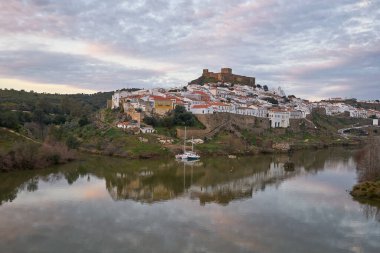 Mertola şehir manzarası gün batımında Alentejo, Portekiz 'de Guadiana nehri ile