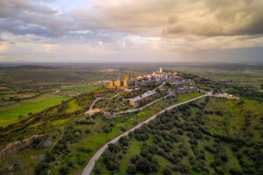 Monsaraz insansız hava aracı Alentejo 'da gün batımında Portekiz' de görülüyor.