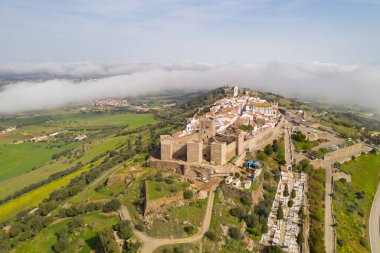 Portekiz, Alentejo 'daki bulutlara Monsaraz insansız hava aracı görüntüsü