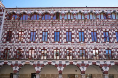 Badajoz, İspanya 'daki Plaza Alta kırmızı ve beyaz binalar