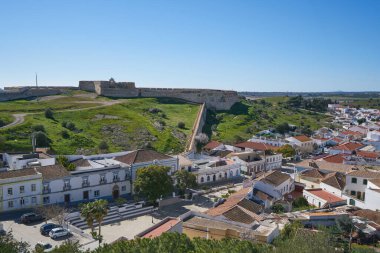 Castro Marim şehir manzarası kalenin içinden