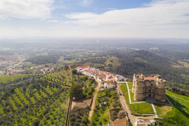 Portekiz, Alentejo 'daki köy ve kalenin insansız hava aracı görüntüsü