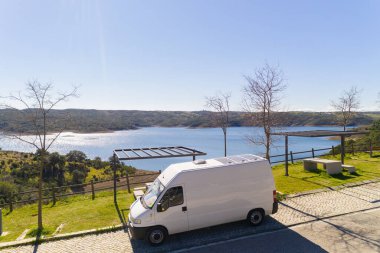 Odeleite baraj rezervuarında güneş paneli hava manzaralı karavan Alentejo, Portekiz 'de kırsal alanda yaşıyor.