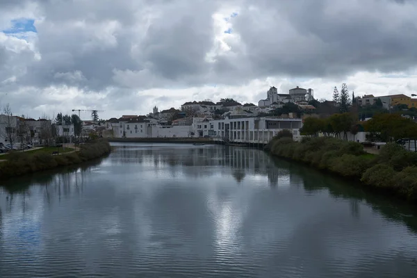 葡萄牙阿尔加维的塔维拉市与吉劳河的景观 — 图库照片