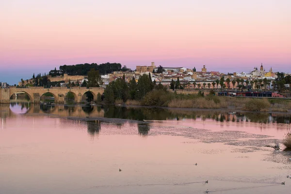 Badajoz Město Při Západu Slunce Řekou Guadiana Španělsku — Stock fotografie