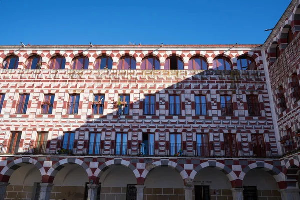 Badajoz, İspanya 'daki Plaza Alta kırmızı ve beyaz binalar