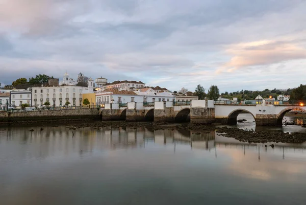 ポルトガルの日没時にアルガルヴェで川ジラオとタビラ市の景色 — ストック写真
