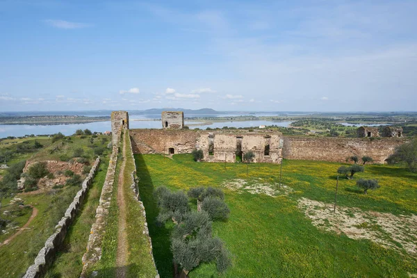 Torres Del Castillo Mourao Edificio Histórico Mural Con Embalse Represa — Foto de Stock