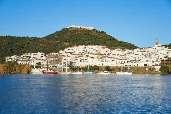 Sanlucar Guadiana Spanien Och Alcoutim Portugal Med Segelbåtar Vid Floden — Stockfoto