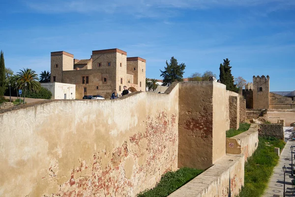 スペインの庭とBadajoz美しいアラビア語の城 — ストック写真