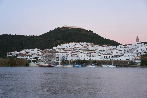 Sanlucar Guadiana Spanien Och Alcoutim Portugal Med Segelbåtar Vid Floden — Stockfoto