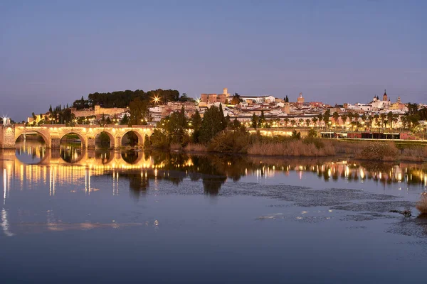 Badajoz Město Noci Řekou Guadiana Španělsku — Stock fotografie