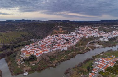 Alentejo, Portekiz 'de güneş batarken Mertola' nın hava aracı görüntüsü